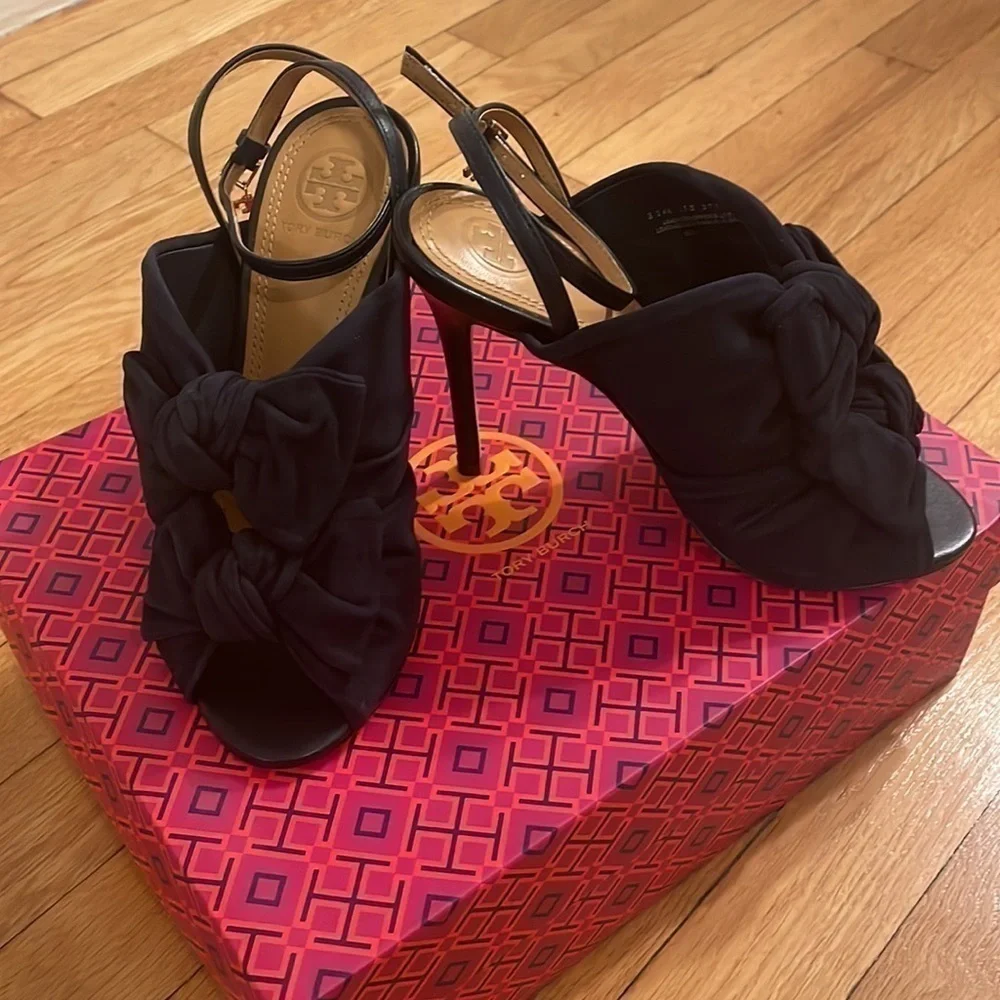 NWT Tory Burch Eleanor 105mm Sandals in Navy - size 5